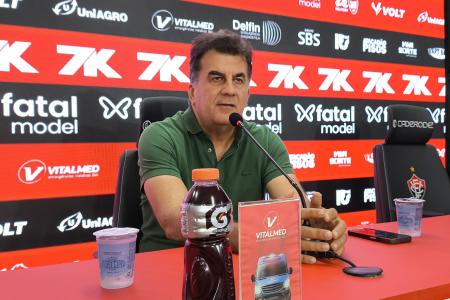 Fábio Mota durante coletiva de imprensa no Barradão