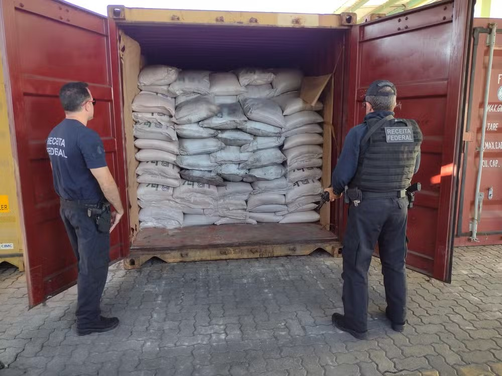 PF e Receita apreendem 880 kg de cocaína em contêiner com açúcar no Porto de Santos (SP)