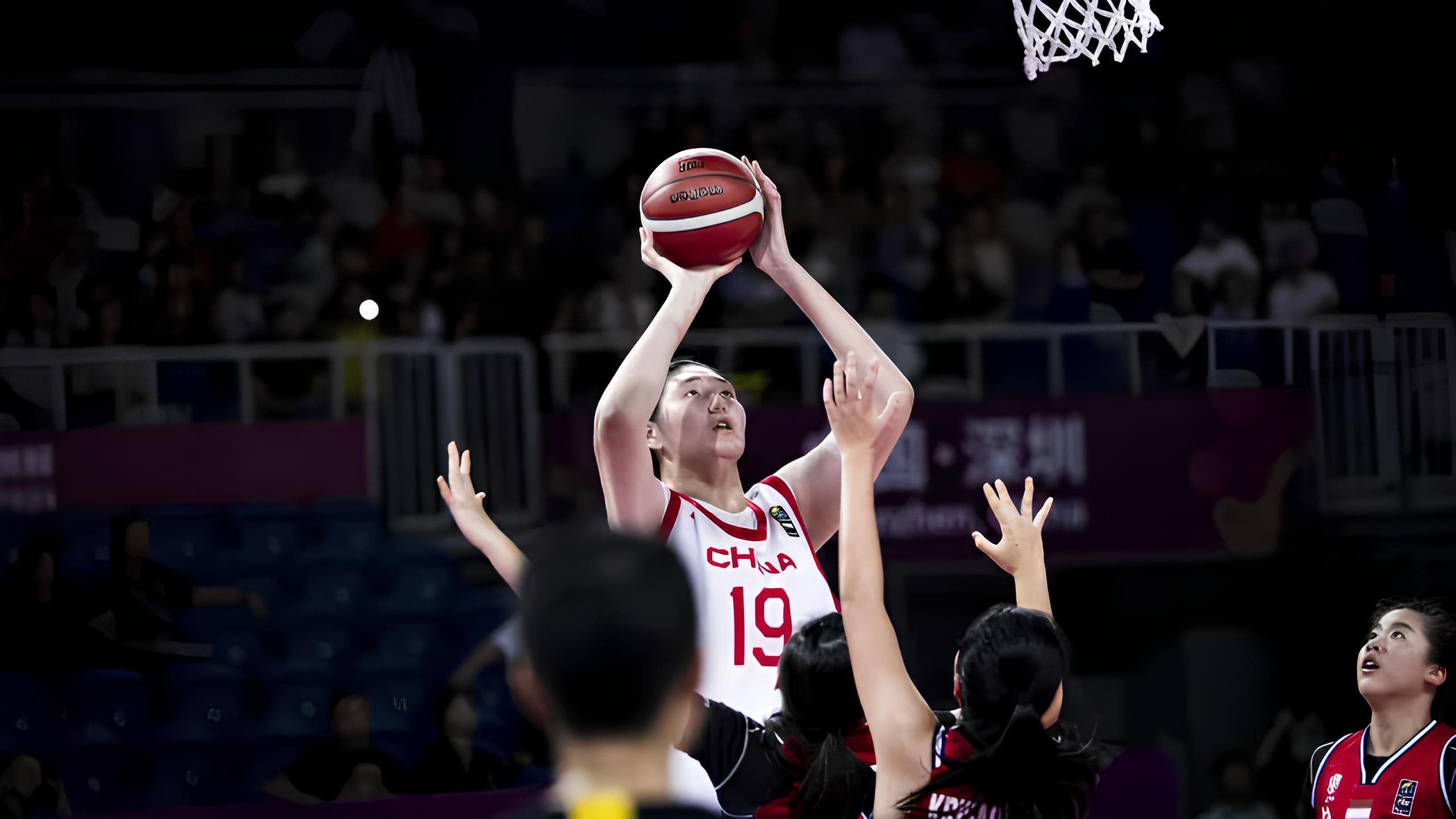 'Gigante' de 2,20m chama atenção em torneio feminino de basquete sub-18 na Ásia; assista