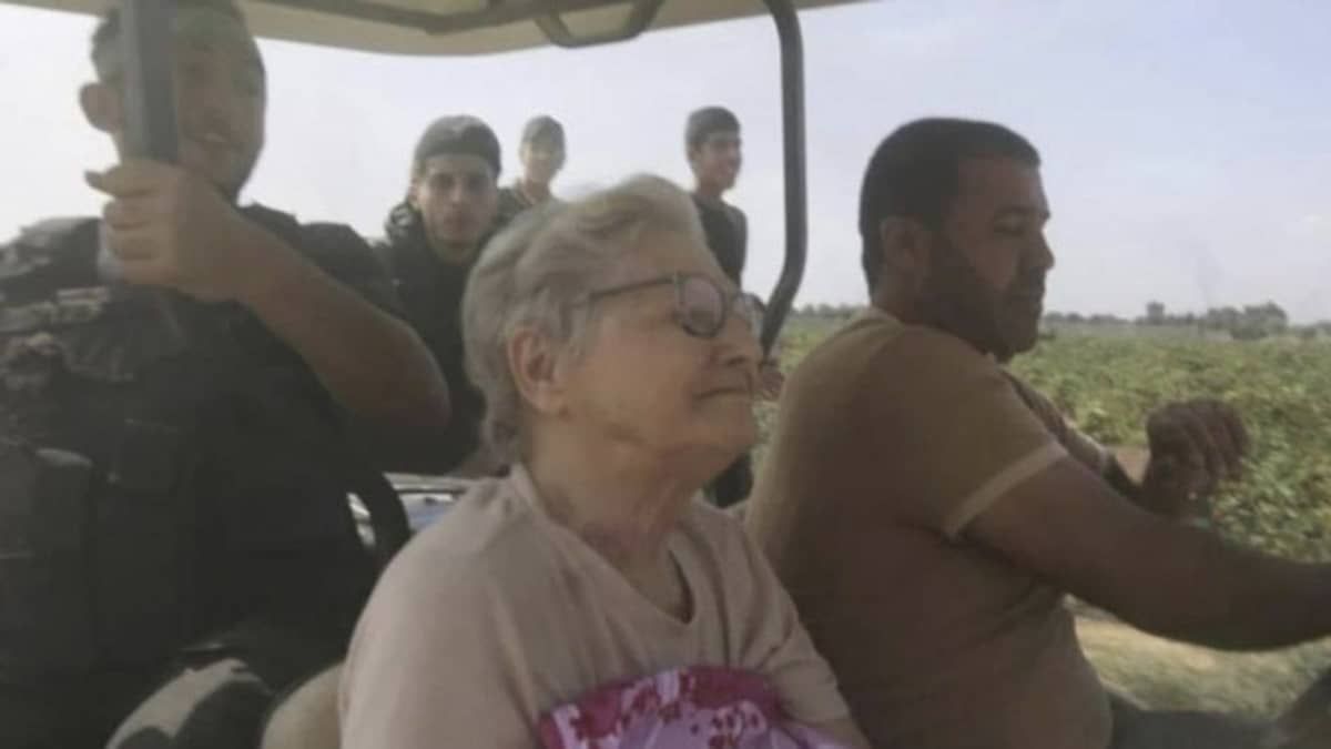 Veja como está a idosa israelense sequestrada pelo Hamas e exibida como 'troféu de guerra'