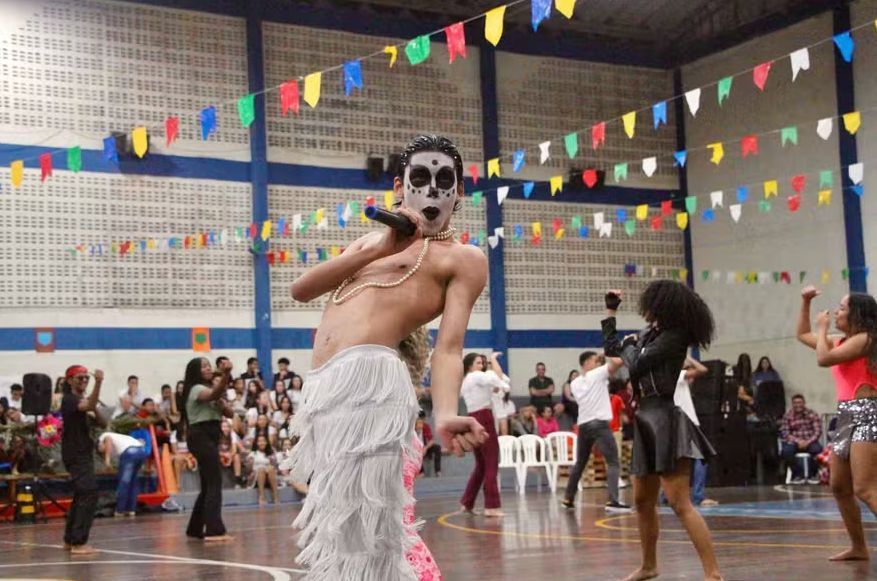 Jovem viraliza dançando Ney Matogrosso e recebe convite para Carnaval 2026