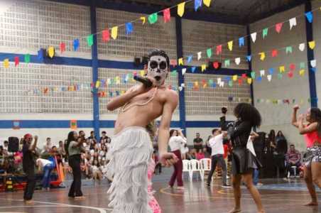 Yago Savalla, de 16 anos, perfomando Ney Matogrosso