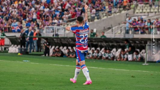 Yago Pikachu comemorando o seu gol contra o Botafogo, no Castelão