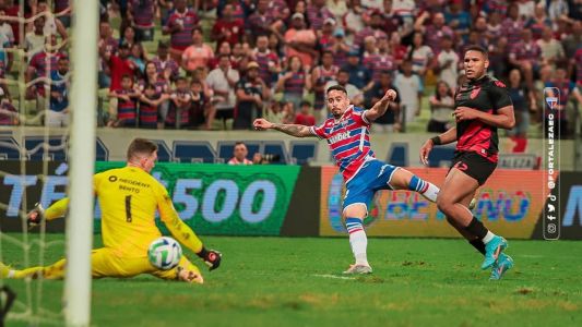 Yago Pikachu finaliza para marcar para o Fortaleza, na Arena Castelão