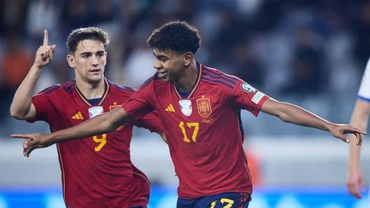 Yamal durante partida pela Seleção Espanhola
