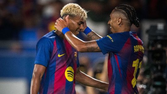 Lamine Yamal e Raphinha comemoram gol pelo Barcelona