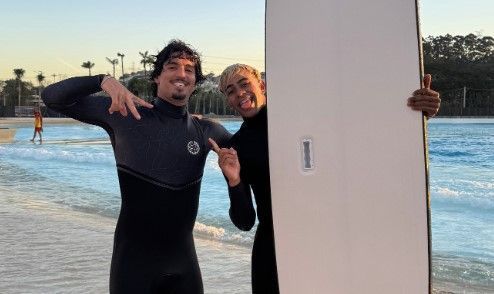 Yamal, do Barcelona, surfa com Medina em piscina de ondas artificiais em São Paulo