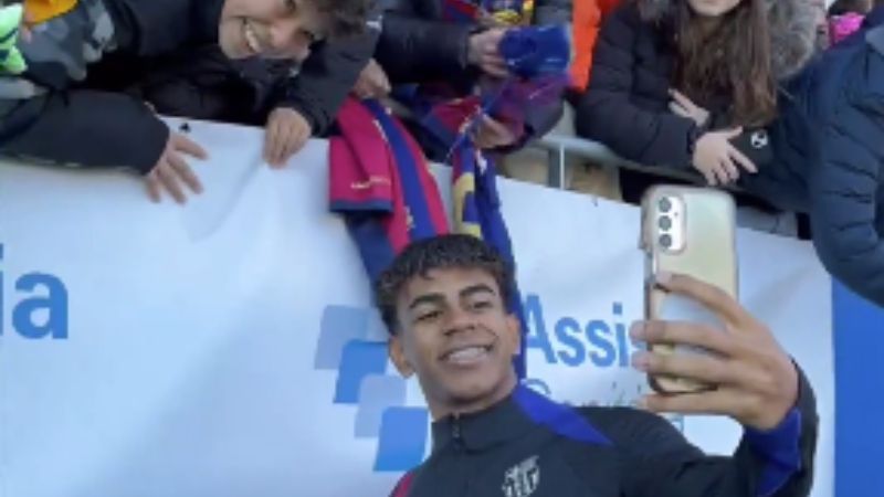 Yamal surpreende, aparece em fim de treino e tira foto com torcedores do Barcelona