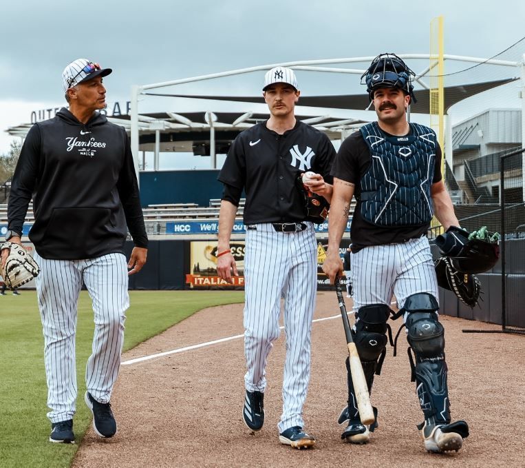 Tradicional time de beisebol norte-americano derruba histórica proibição