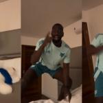Ursinho, suco e dança: Bolasie celebra vitória do Cruzeiro sobre Palmeiras