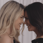 De topless a estratégias de jogo: Yasmin Brunet é aconselhada pela mãe e causa furor na web