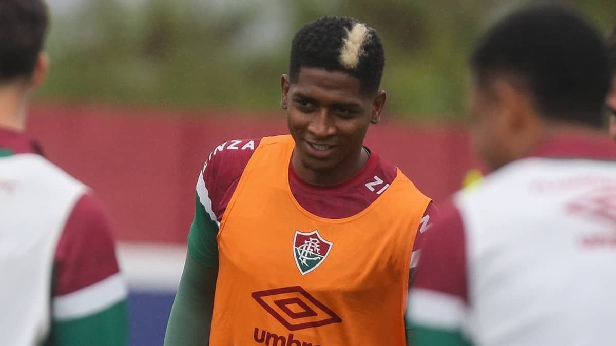 Bem nos treinos, Yoni pode virar opção para Fernando Diniz no Fluminense