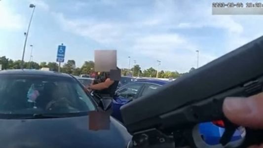 Young estava dentro do próprio carro no estacionamento de um supermercado quando foi abordada e acusada de furto