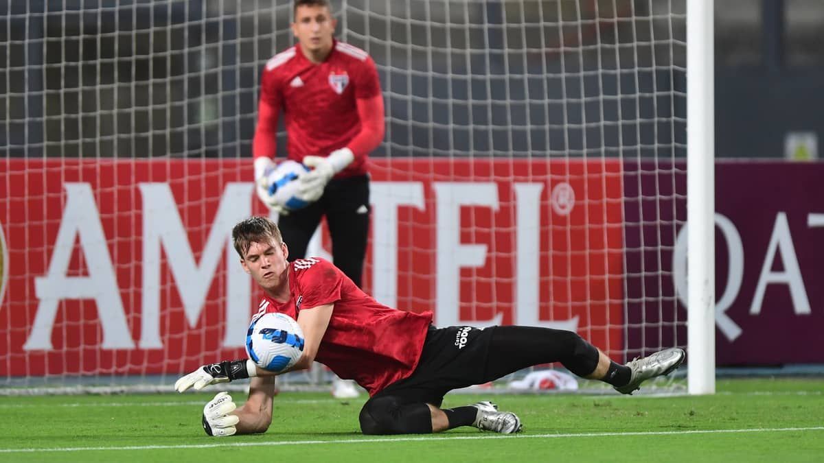 São Paulo renova contrato de goleiro joia da base de Cotia