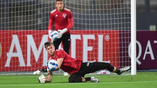 Young renovou contrato com o São Paulo