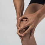 Dores no quadril e nos joelhos: especialista detalha possíveis causas e tratamentos para esses incômodos