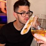 Youtuber Rezende ostenta voo de luxo com passagem a partir de R$ 90 mil: 'deu até para tomar banho'
