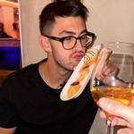 Youtuber Rezende ostenta voo de luxo com passagem a partir de R$ 90 mil: 'deu até para tomar banho'