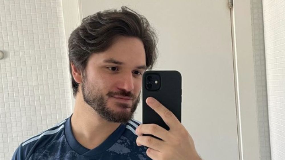 Youtuber com mais de 17 milhões de inscritos recebe presente do Cruzeiro e agradece