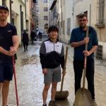 Piloto de Fórmula 1 ajuda a limpar cidade italiana após chuvas fortes; veja