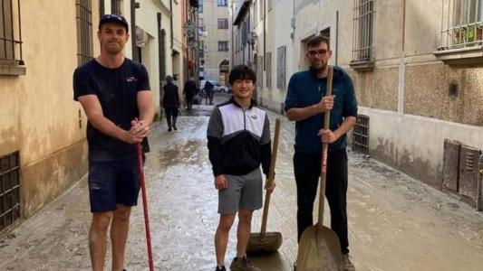 Yuki Tsunoda e integrantes da AlphaTauri ajudam a limpar as ruas