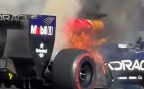 Fogo no carro de Yuki Tsunoda durante ação promocional da Red Bull em 2026