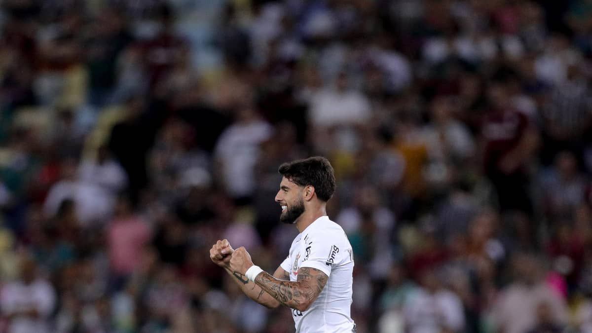 Renato Augusto após Corinthians ceder empate ao Flu: 'Passamos a dar chutão'