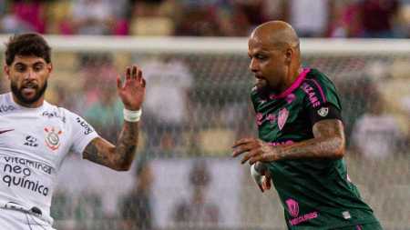 Yuri Alberto e Felipe Melo em jogo entre Corinthians e Fluminense