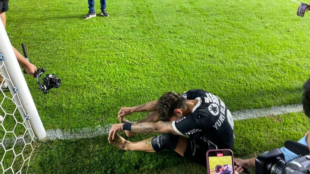 VÍDEO: Yuri cumpre promessa e se emociona após fim de jejum no Corinthians