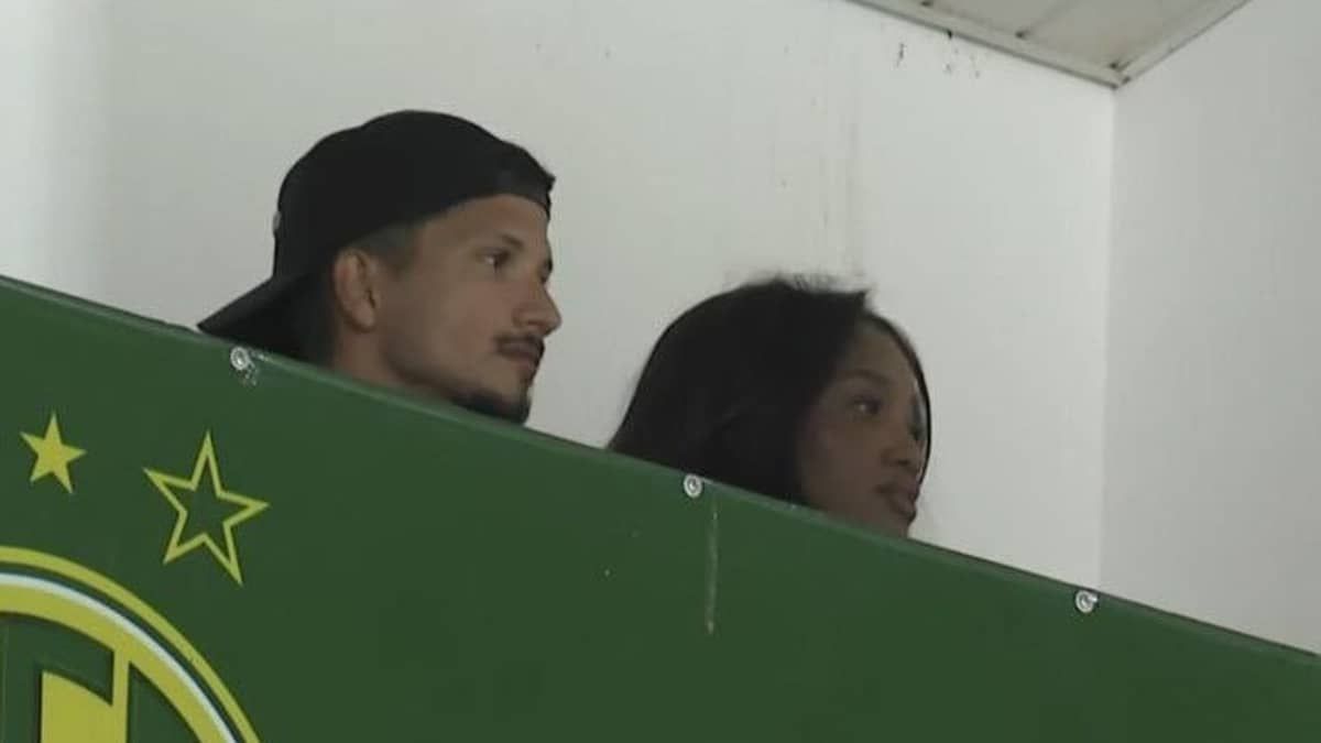 Cantora Iza assiste a jogo da Série B ao lado do namorado, Yuri Lima