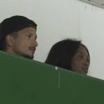 Cantora Iza assiste a jogo da Série B ao lado do namorado, Yuri Lima