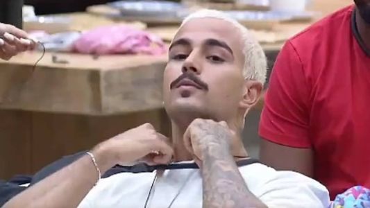 Yuri retira colar de campeão após anúncio