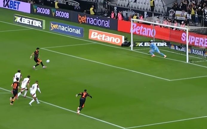 Yuri Alberto cobra pênalti bizarro contra o Flamengo, Rossi defende e debocha