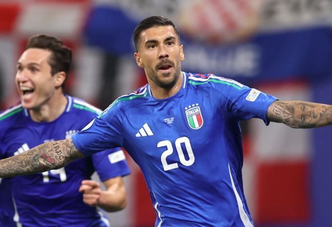 Itália marca no fim diante da Croácia e garante classificação na Eurocopa