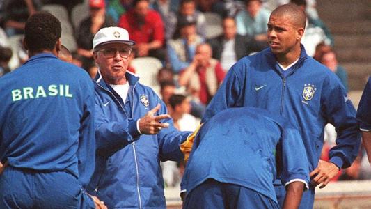 Zagallo e Ronaldo Fenômeno em junho de 1997; fotografia tirada na França