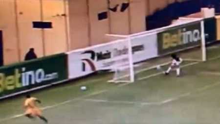 Zagueiro afasta a bola antes de cruzar a linha
