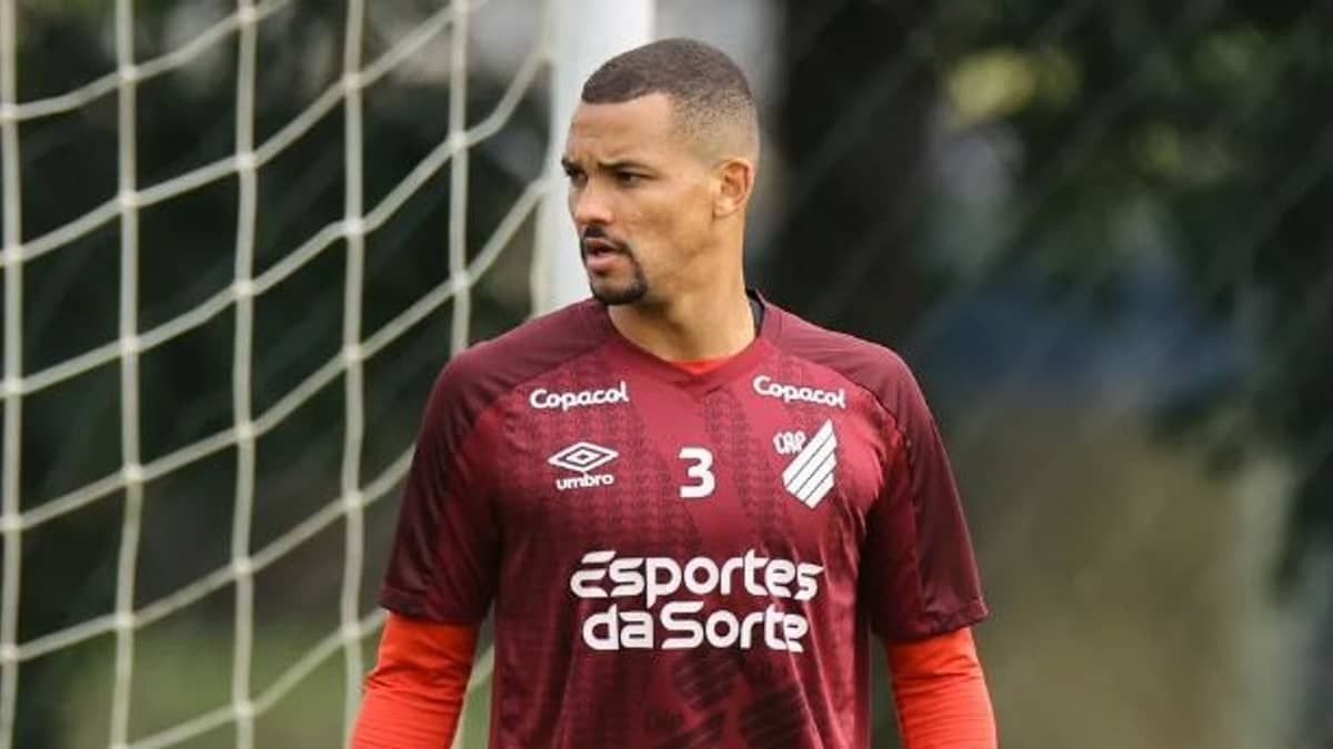 Cruzeiro: Zé Ivaldo faz mais um jogo pelo Athletico-PR e fica perto de 'limite'; entenda situação