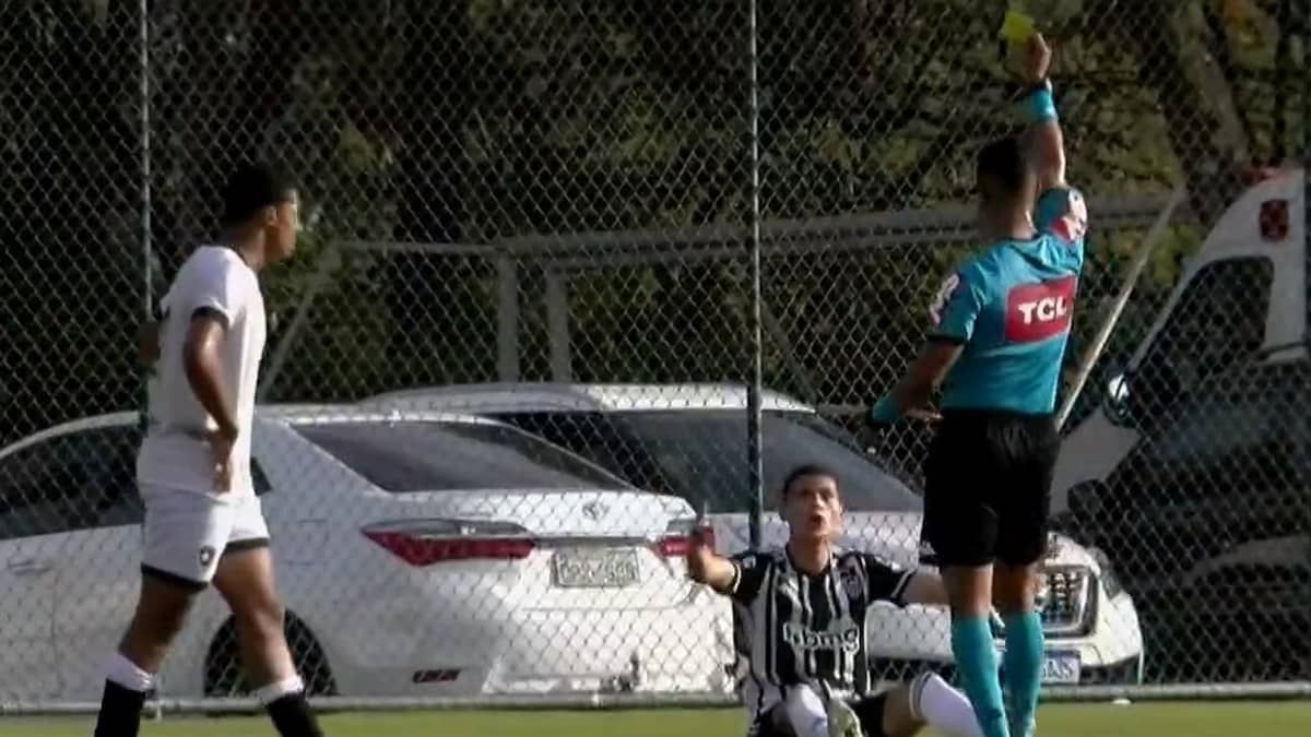 Jogador protagoniza lance bizarro em Atlético x Botafogo pelo Brasileiro Sub-17