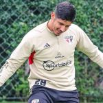 Zagueiro do São Paulo faz tatuagem com taça da Copa do Brasil; veja fotos