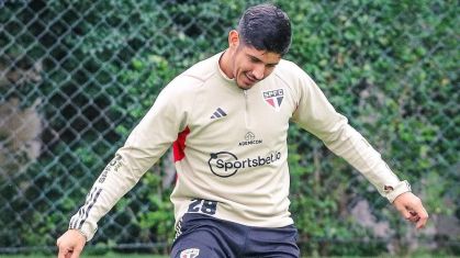 Zagueiro do São Paulo faz tatuagem com taça da Copa do Brasil; veja fotos