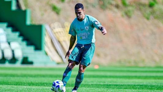 Zagueiro Éder ficou cerca de um mês afastado, mas já voltou aos treinamentos no América