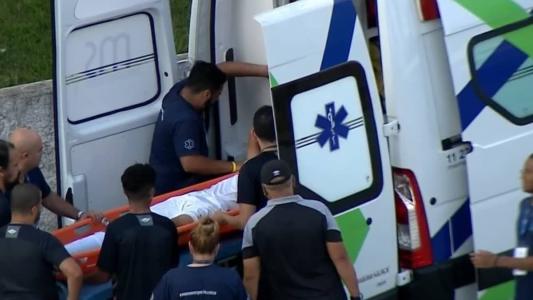 Zagueiro foi levado pela ambulância