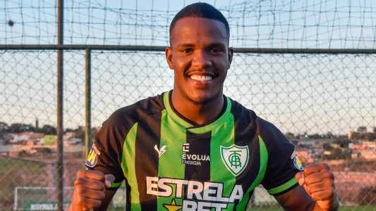 Zagueiro Gustavo Marques teve o contrato ampliado antes de ser cedido ao Benfica B