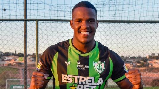 Zagueiro Gustavo Marques teve o contrato ampliado antes de ser cedido ao Benfica B