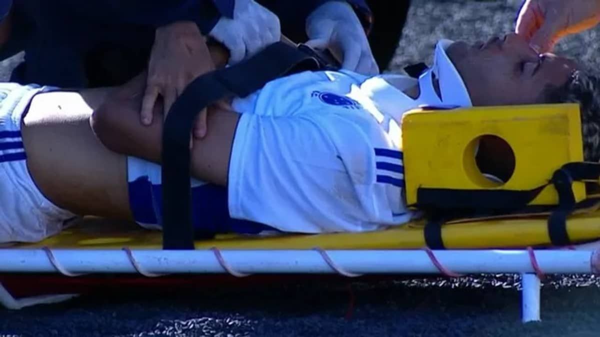 Zagueiro Henrique Silva do Cruzeiro passa por exames, após deixar partida contra o Cuiabá de ambulância
