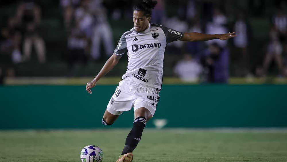Zagueiro do Atlético detona gramado em Uberlândia: 'Não dá para jogar'
