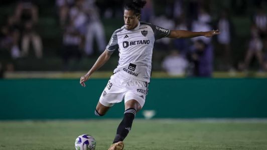 Zagueiro Mauricio Lemos detonou gramado do Parque do Sabiá, em Uberlândia