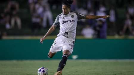 Zagueiro Mauricio Lemos detonou gramado do Parque do Sabiá, em Uberlândia
