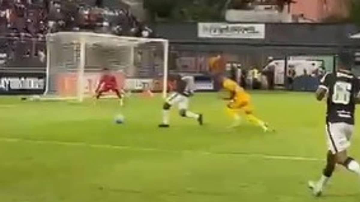 Jogador do Remo cai sozinho e árbitra marca 'pênalti espírita'; veja vídeo