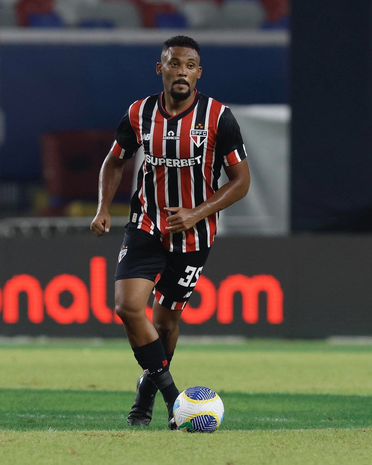 Após cumprir quase metade do contrato, reforço celebra estreia no São Paulo